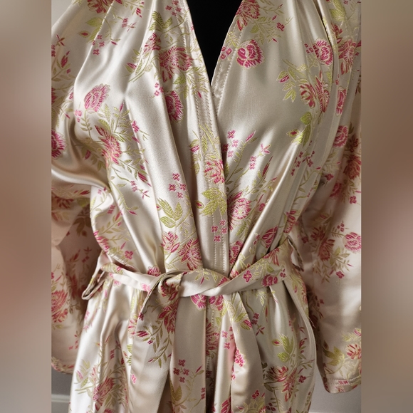 Gorgeous floral print robe - Picture 3 of 8
